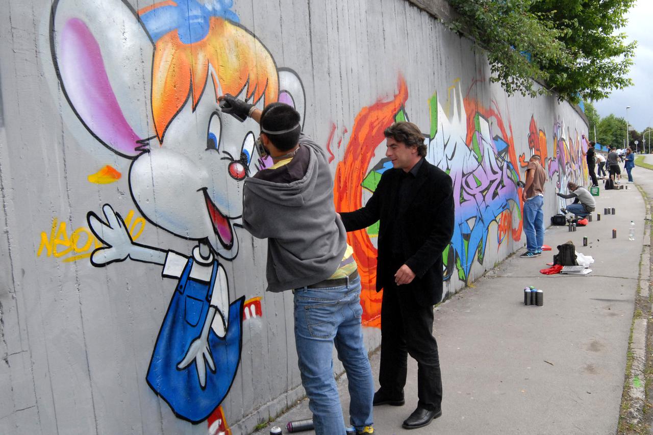 25.05.2013., Slavonski Brod - Na istocnom dijelu platoa pjesacke staze podvoznjaka u Kumicicevoj ulici odrzava se 6. 