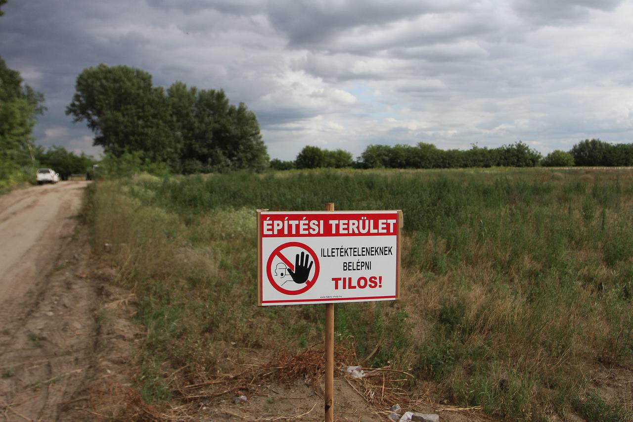 14.07.2015., Subotica, Srbija - Madjarska vojska postavlja zicanu ogradu duz cijele granice sa Srbijom, kako bi zaustavili ilegalce.  Photo: Marko Mrkonjic/PIXSELL