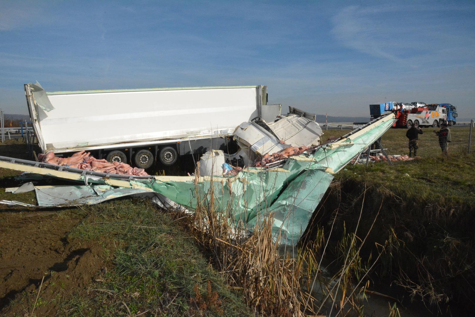  Nesreća se dogodila između Novske i Okučana, a prevrnuo se kamion pun svinjskih polovica.
