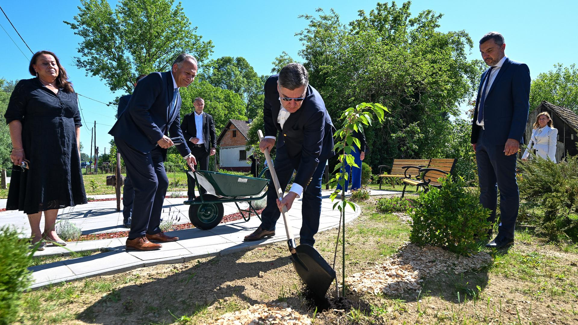 Predsjednik Republike Hrvatske Zoran Milanović u utorak je zasadio Stablo mira u budućem Parku mira Romskog memorijalnog centra u Uštici te se sastao s predstavnicima Saveza Roma u Republici Hrvatskoj "Kali Sara“.