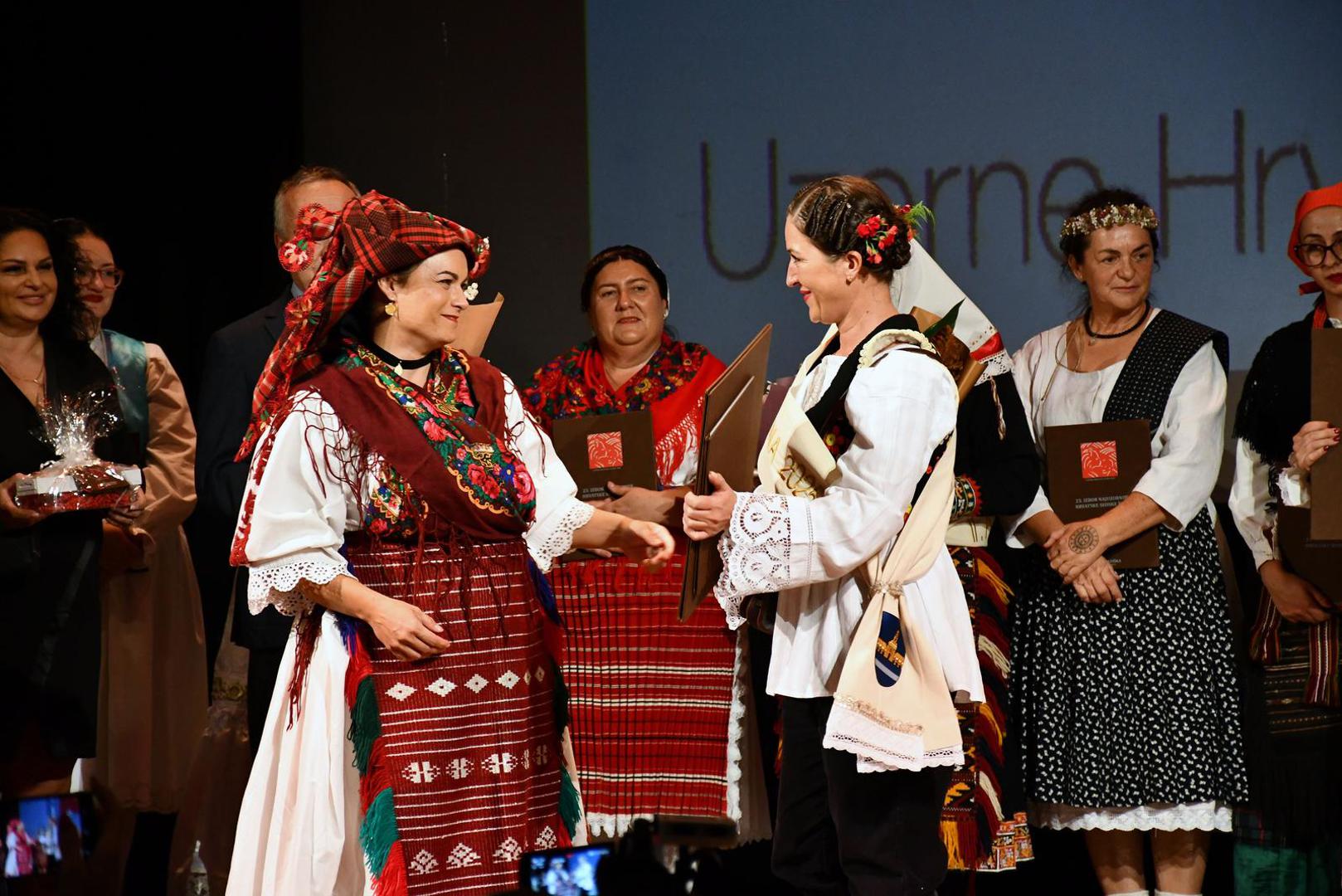 11.10.2025., Nova Gradiska - Aleksandra Zajac, predstavnica Vukovarsko-srijemske zupanije, proglasena je najuzornijom hrvatskom seoskom zenom u 2025. godini. Titulu druge pratilje ponijela je Katica Katusa, a titulu prve pratilj Danijela Jakopovic. Photo: Ivica Galovic/PIXSELL