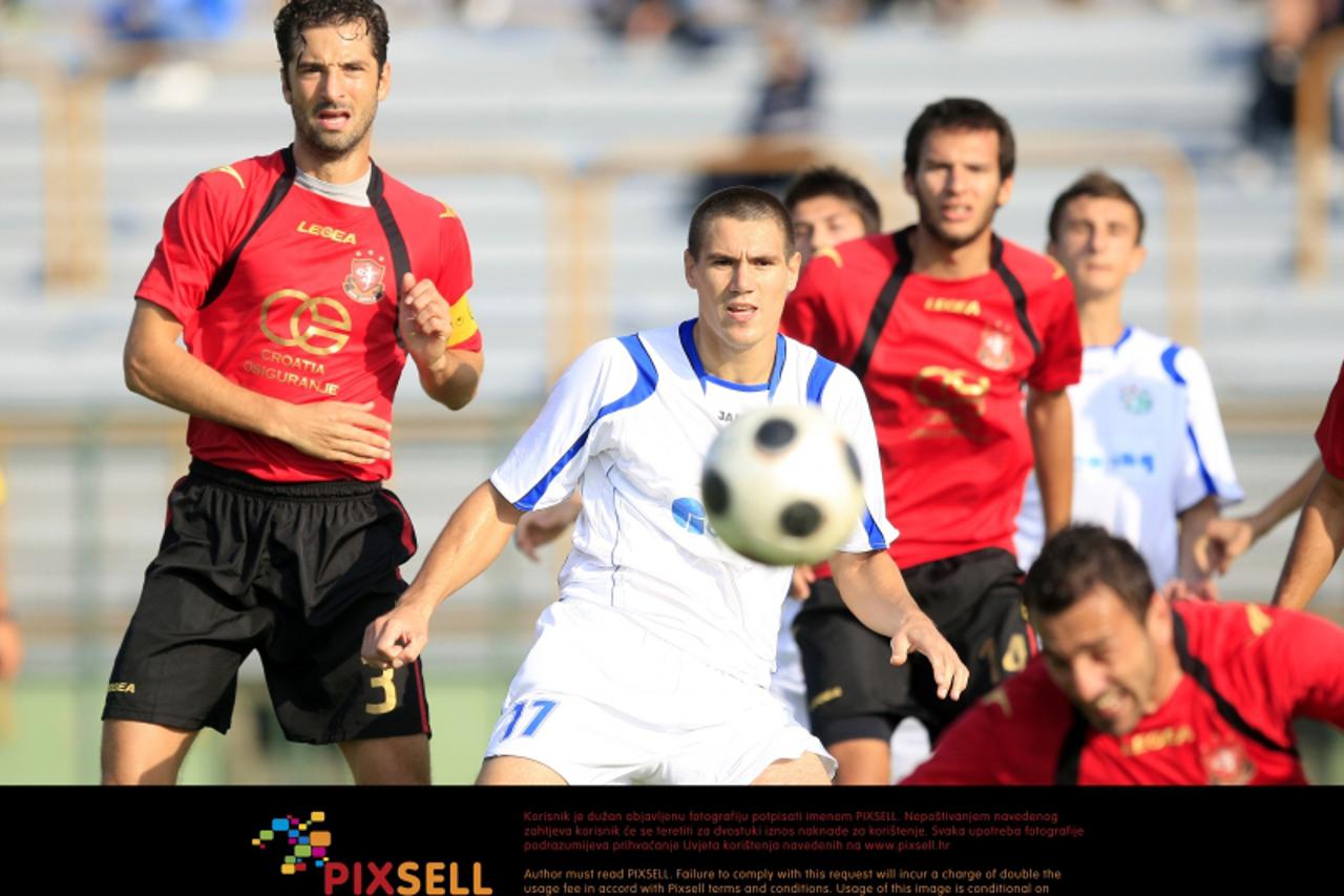 '02.10.2010., Velika Gorica - Druga HNL, 7. kolo, utakmica izmedju Gorice i Luckog. Sasa Sabljak, Mislav Cuncic. Photo: Slavko Midzor/PIXSELL'