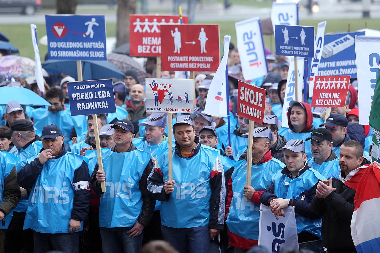21.02.2014., Zagreb - Prosvjed radnika INA-e ispred zgrade Uprave na Aveniji Dubrovnik odrzan je pod sloganom 
