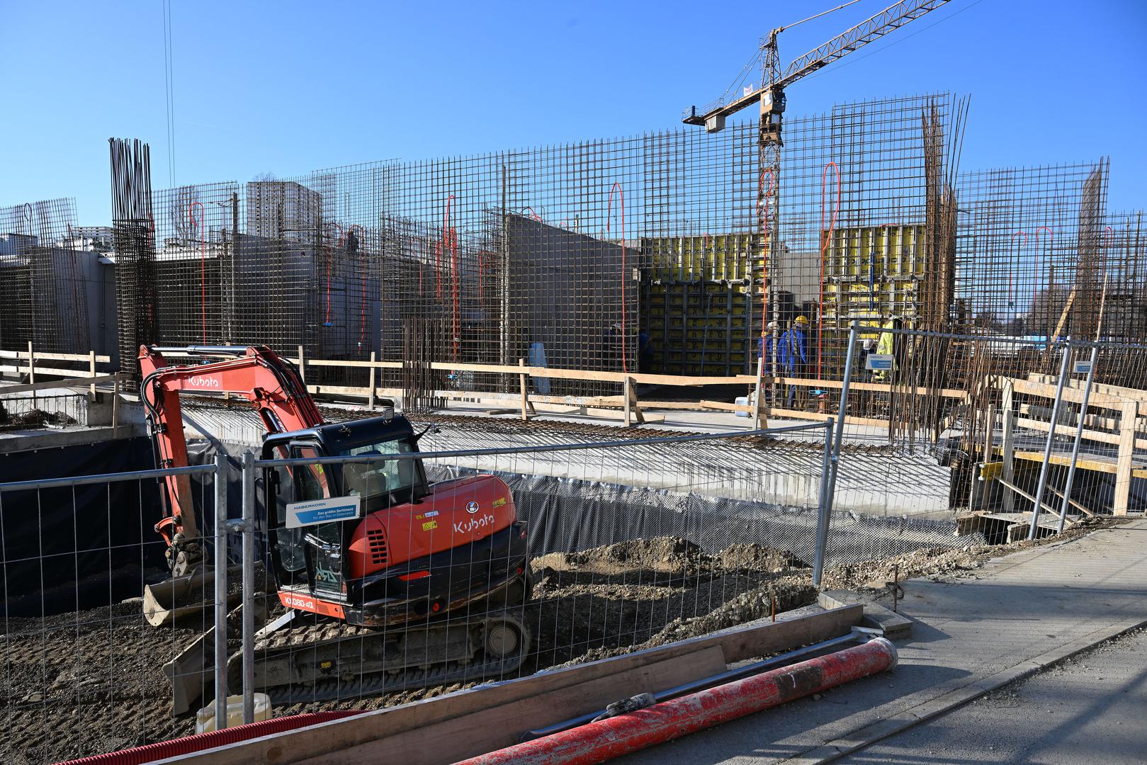 Posjetitelji će od ulaza preko foajea liftom ili stubištem stići do gledališta s 250 do 300 mjesta te do prostora ugostiteljskog objekta, ali i saune.