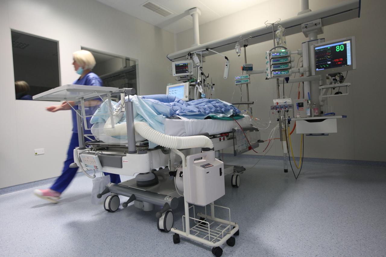 10.11.2009., Zagreb - Jedinica za intenzivno lijecenje u KB Dubrava. Respiratorni aparat za lijecenje pacijenata oboljelih od gripe. 