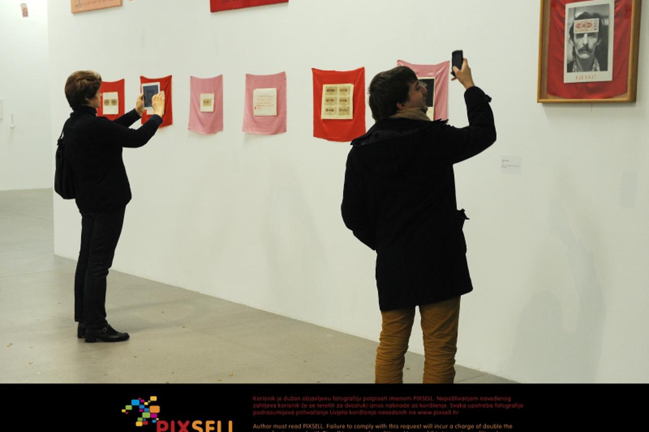 '08.12.2012., Zagreb -  Godisnjica Muzeja suvremene umjetnosti u Zagrebu. Odrzana su predavanja i organizirani obilasci muzeja uz strucnu pratnju.  Izlozba Mladena Stilinovica.  Photo: Davor Visnjic/P