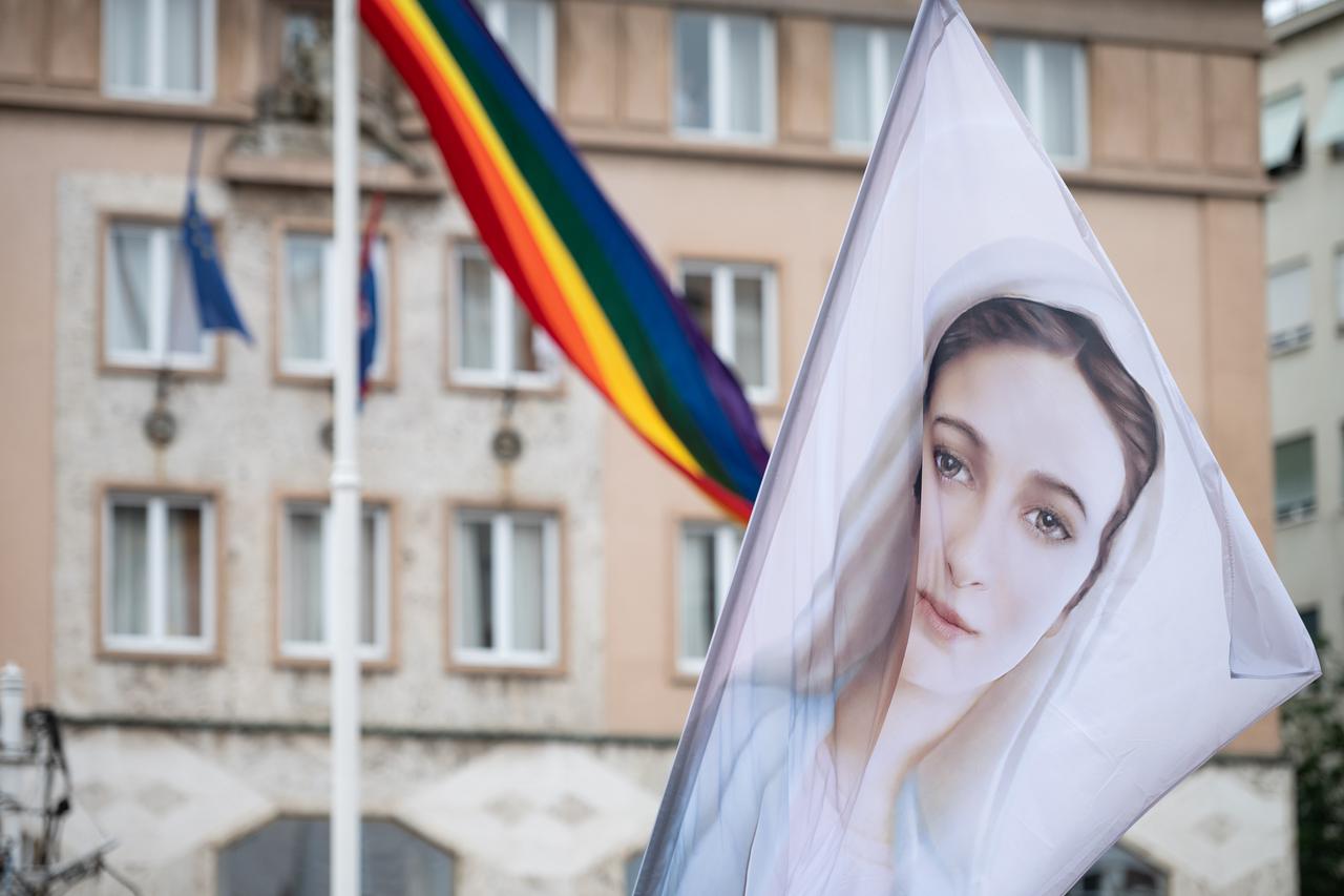 Zagreb: Molitelji na Trgu kleče i ove subote, stigli su i prosvjednici