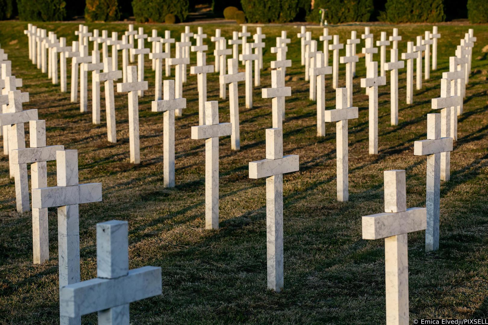 28.10.2021., Vukovar -  Memorijalno groblje zrtava iz Domovinskog rata u Vukovaru.Na mjestu masovne grobnice na groblju je ekshumirano 938 tijela i na tomu je mjestu postavljen isti broj bijelih mramornih krizeva koji predstavljaju broj zrtava. U sredisnjem dijelu groblja 5. kolovoza 2000. godine postavljen je spomenik ciji je autor Djurdja Ostoja. Spomenik je izradjen od patinirane bronce, visok je cetiri metra, a u sredini je zracni kriz i vjecni plamen. Najmladja zrtva Domovinskog rata imala je svega sest mjeseci, a najstarija 104 godine.