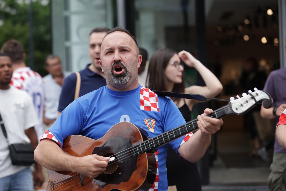 Pjesma i navijanje na ulicama Rotterdama  uoči večerašnje utakmice između Hrvatske i Španjolske
