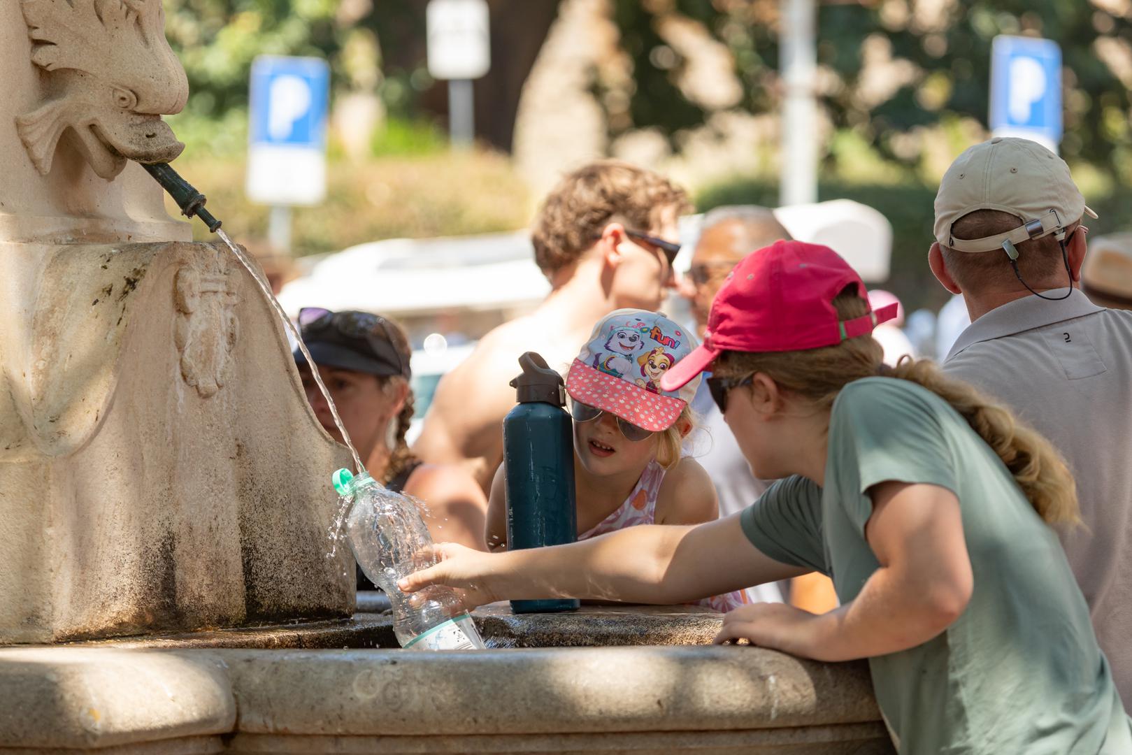 Prema njegovim riječima, najviše stope prekomjerne smrtnosti mogle bi se zabilježiti u Italiji, Hrvatskoj, Sloveniji i Luksemburgu, a najkritičniji dani bit će utorak i srijeda.