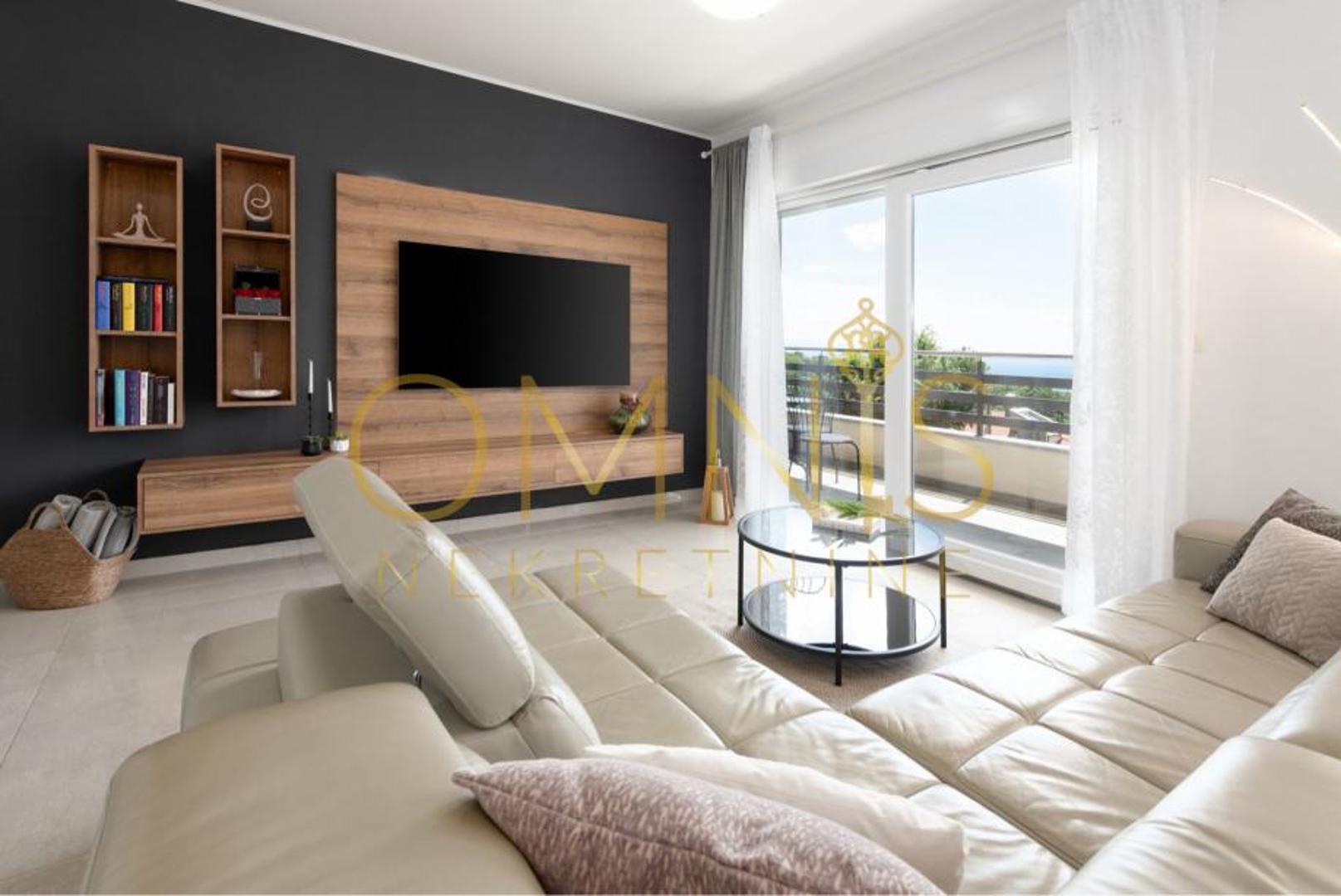 U mirnom dijelu Matulja, u Primorsko-goranskoj županiji, na prodaju je luksuzni četverosobni stan smješten na drugom katu manje stambene zgrade iz 2017. godine. 