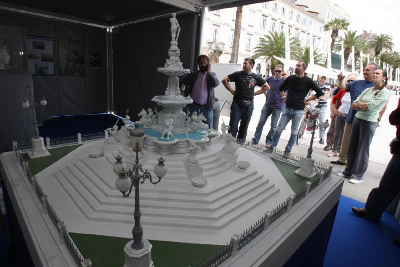 '19.05.2010.Split. maketa Bajamontijeve fontane iz 1888 cijim postavljanjem je proslavljeno postavljanje vodovaoda u Splitu nakon rekostrukcije Dioklecijanova vodovoda.Fontana je nasilno srusena 1947.