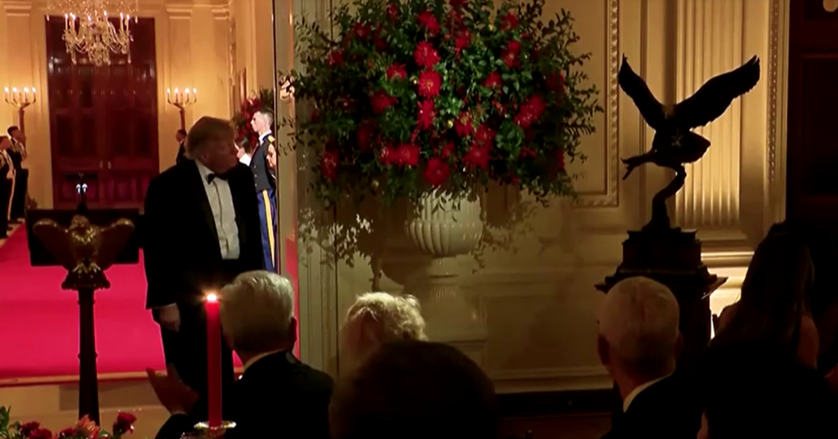VIDEO Na svečanoj večeri svi su se divili pokolonu koji je Trump dao Xiju