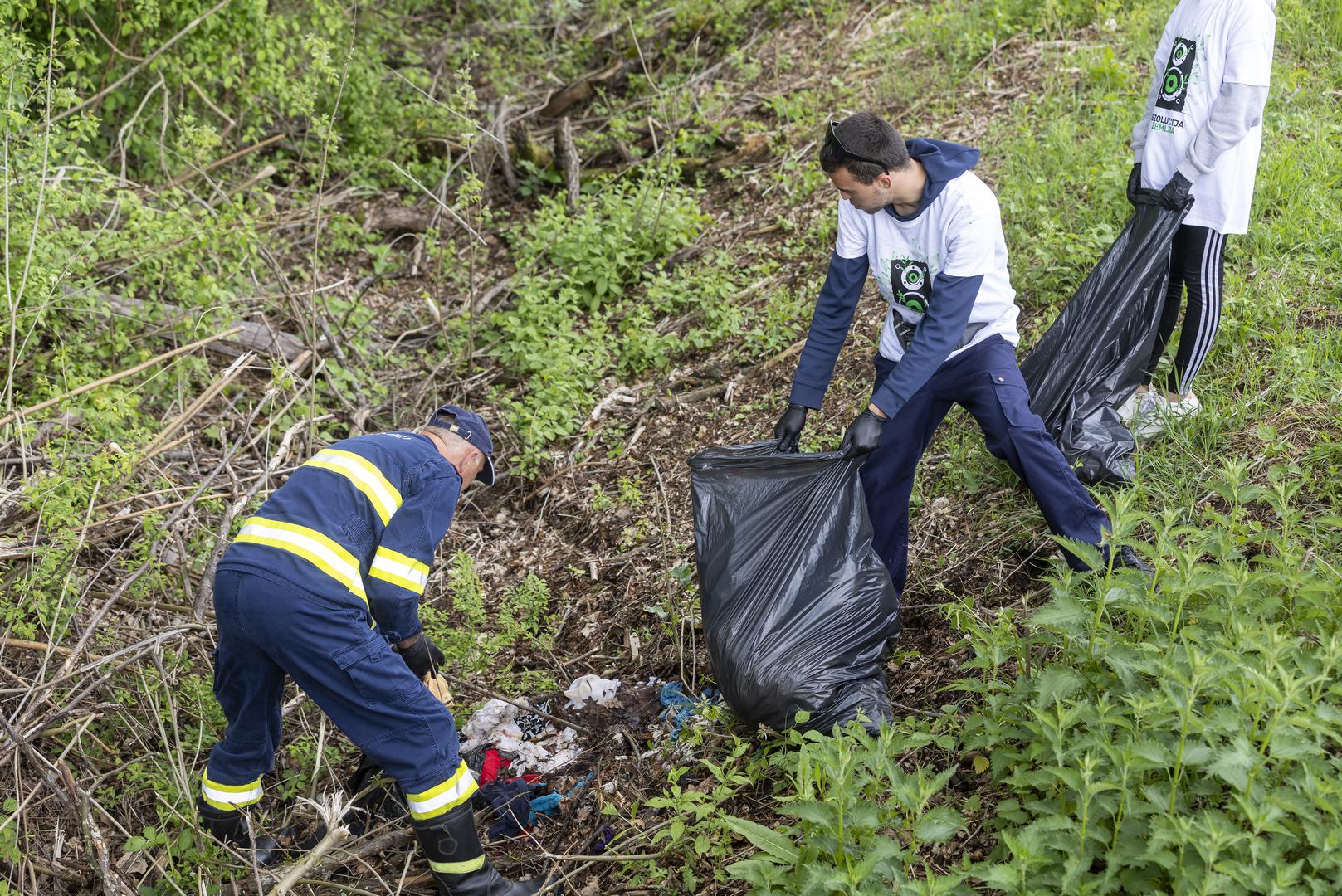 26.04.2025., Bosnjaci - Rezolucija Zemlja 2025 -  Savjet mladih Opcine Bosnjaci i DVD Bosnjaci u akciji ciscenja smeca. Photo: Davor Javorovic/PIXSELL