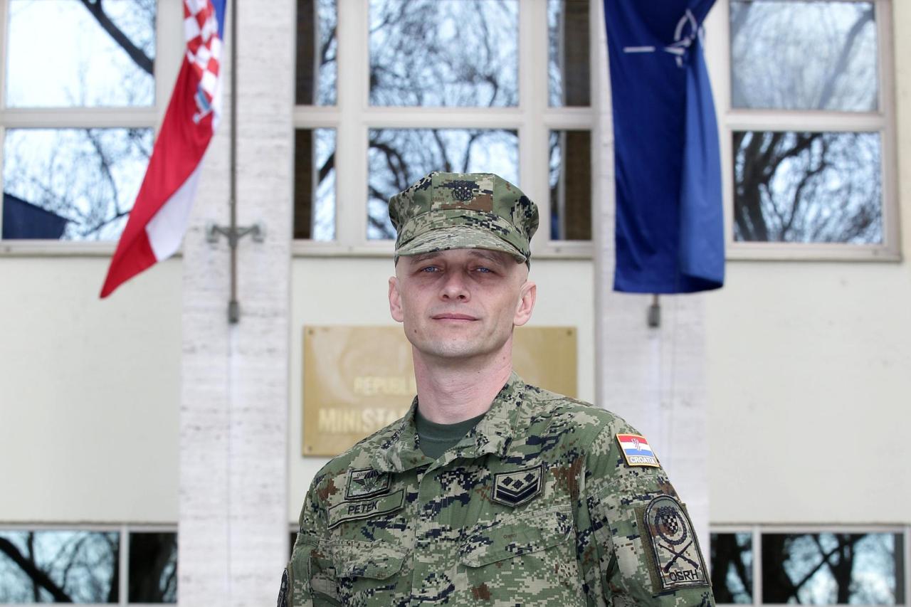 06.03.2015., Zagreb - Prvi docasnik OS RH Davor Petek imenovan je najvisim docasnikom u NATO-u. Izabran je na duznost Prvog docasnika u Zapovjednistvu NATO-a gdje ce raditi u zapovjednistvu s glavnim zapovjednikom NATo-a generalom Philipom Breedlovom. Pet