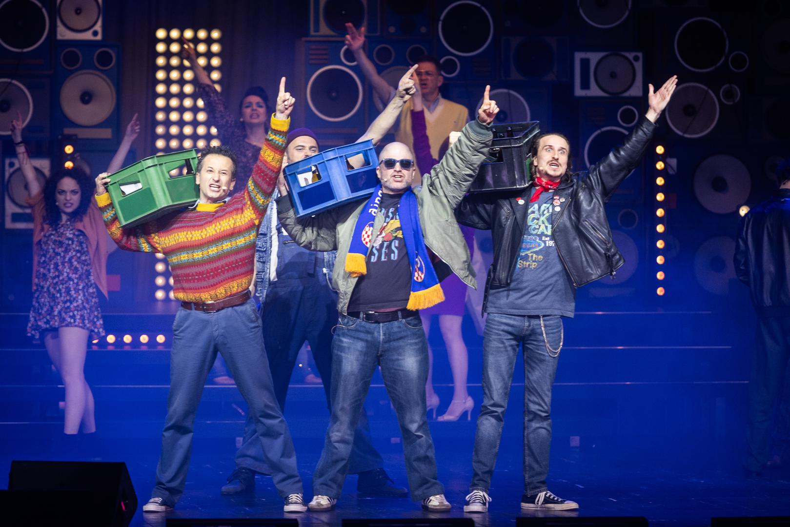 Tijekom 20-ak godina, koliko naša priča traje, marginalci polako preuzimaju kontrolu nad kvartom, a mutan novac postaje valuta uspjeha. Naši junaci, heroji ulice, putuju kroz život od mladenačkih ideala do rezignacije promašenih života. I već kad se sve učini izgubljeno, jedan će događaj i zaboravljeni detalj, pokrenuti stvari na pravi put