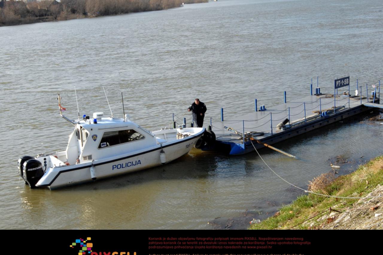 '07.12.2012., Slavonski Brod - U tijeku je potraga za tijelom koja pluta nabujalom Savom. Les su tridesetak metara od obale u Splavarskoj ulici u Slavonskom Brodu uocili splavari. Slobodan Pavic jedan