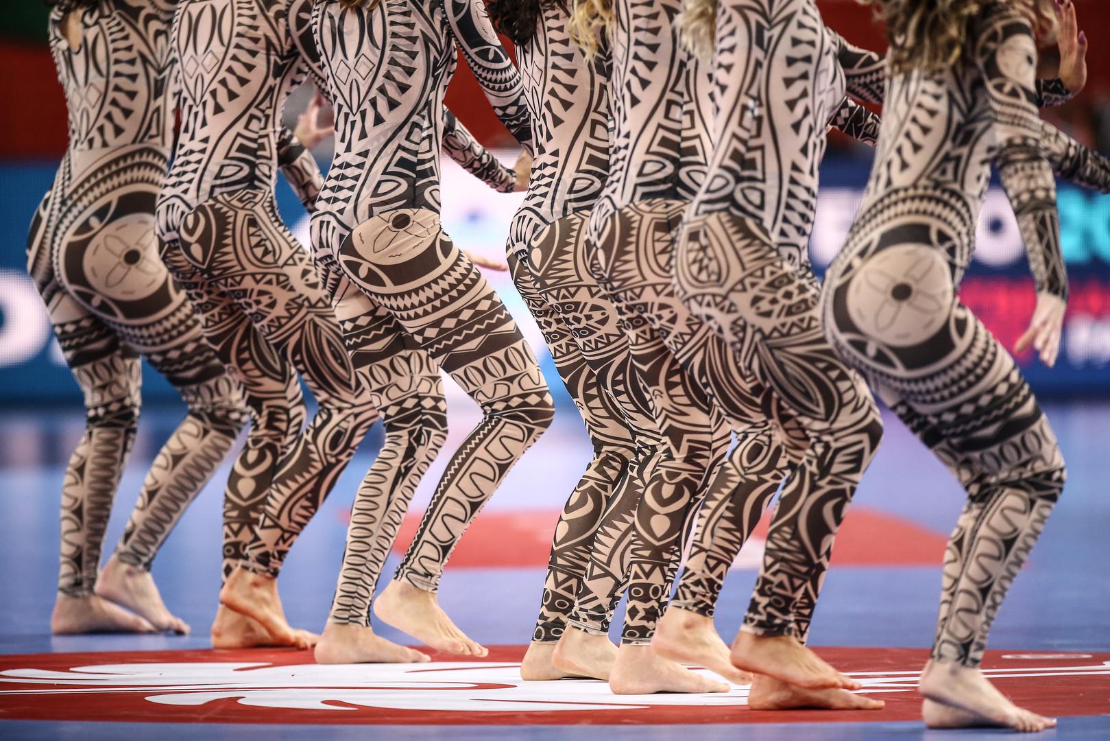 U Varaždinu su, pak, svu pozornost uzele plesačice koje su nastupale u minutama predaha od rukometa...