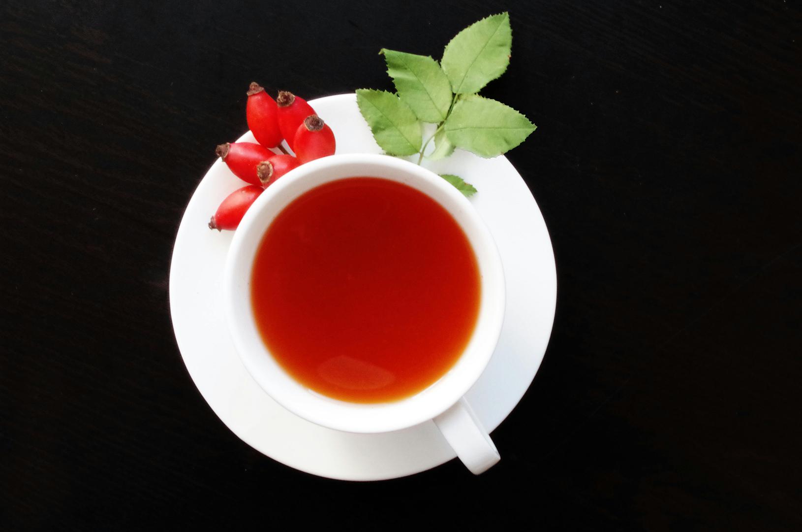 Hibiskus – vitamin C za prirodno učvršćivanje: Hibiskus je jedan od najboljih biljnih izvora vitamina C, ključnog za sintezu kolagena. Njegova intenzivna boja otkriva visoku koncentraciju antocijana – spojeva koji poboljšavaju elastičnost kože i vraćaju joj prirodni sjaj. Osim što učvršćuje kožu, hibiskus je intenzivno hidratizira i osvježava. Njegov blago kiselkasti okus savršen je za vruće dane, a još je ukusniji uz dodatak mente ili limuna.