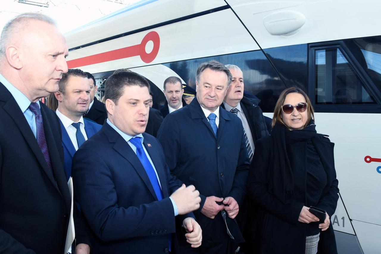 Ministar Butković vlakom stigao u Sisak na radni sastanak sa županom Žinićem