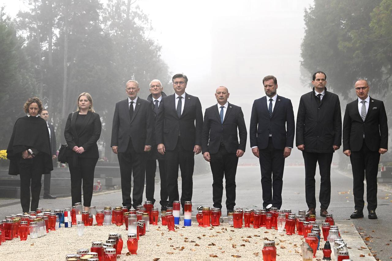 Zagreb: Andrej Plenković položio vijence na Mirogoju povodom Svih svetih