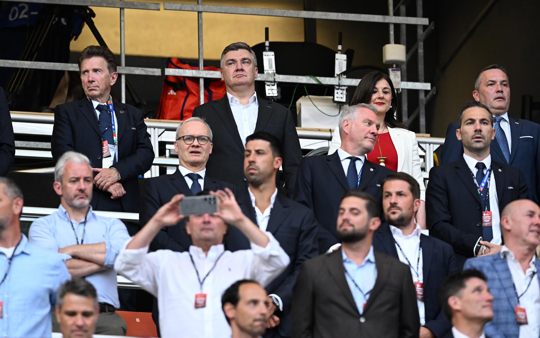 Predsjednički par fotografi su uhvatili prije samog početka utakmice. Sanja je poglede privukla elegantnom i skladnom modnom kombinacijom.