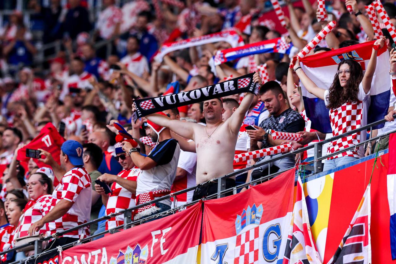 Hamburg: Navijači uoči početka utakmice Hrvatske i Albanije u 2. kolu skupine B na Europskom prvenstvu
