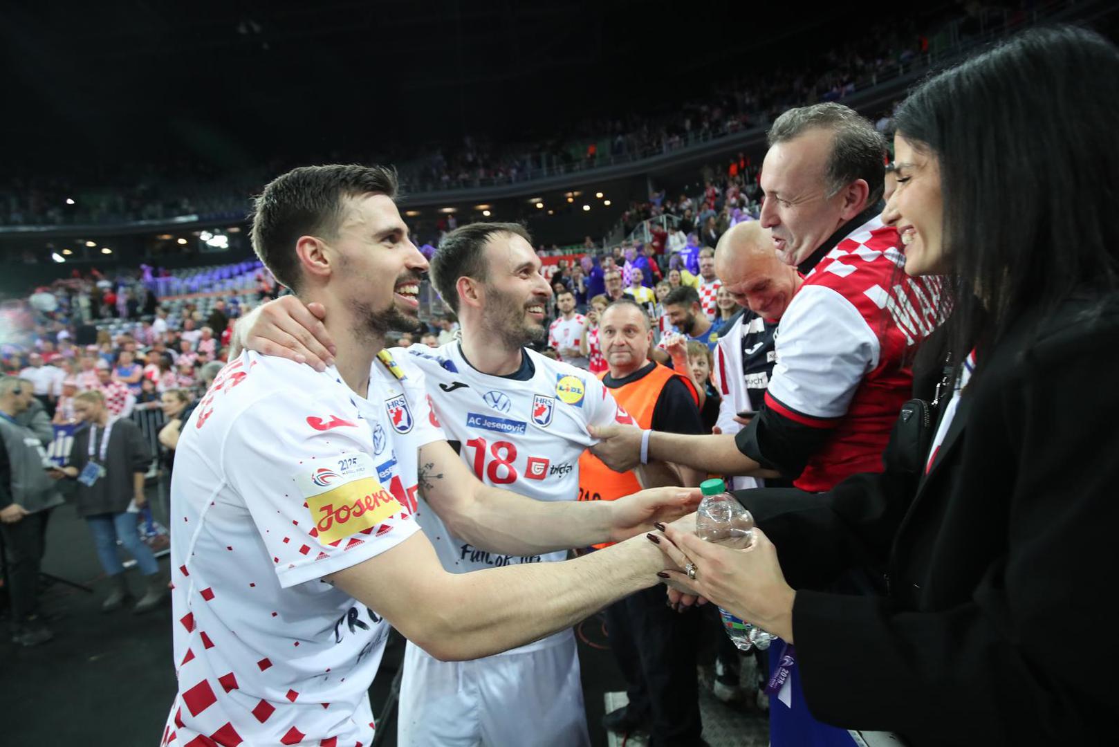 Ivan Martinović i Igor Karačić proslavili su pobjedu zajedno sa suprugama koje su ih bodrile na tribinama krcate zagrebačke Arene. 