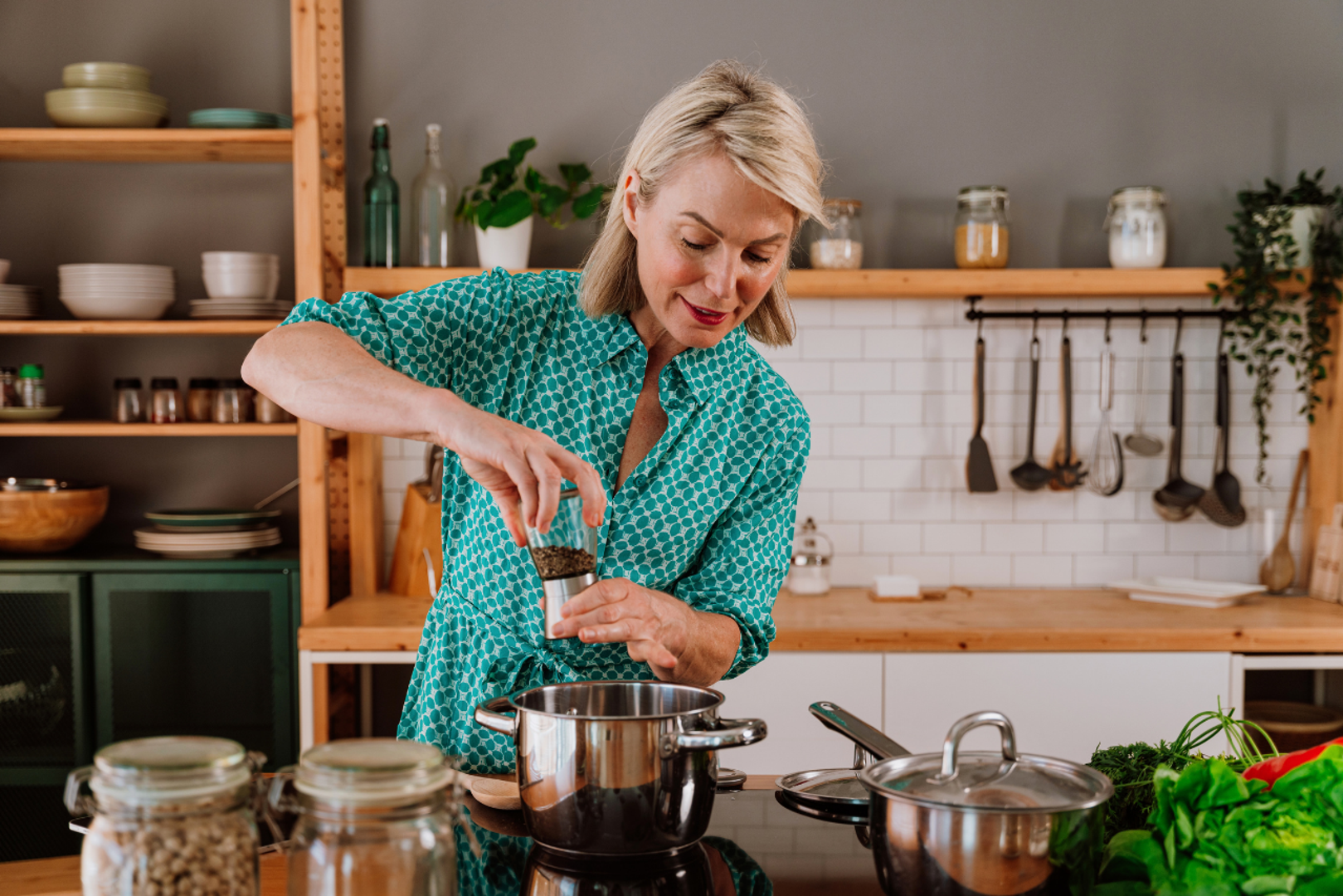 Kuhanje je puno više od puke pripreme hrane; ono je umjetnost, strast i način izražavanja ljubavi. Dok se neki u kuhinji osjećaju kao potpuni stranci, postoje osobe kojima je kulinarska vještina urođena. Iako svatko uz trud može naučiti kuhati, astrolozi tvrde da se pripadnici određenih horoskopskih znakova ističu prirodnim talentom, intuicijom i strašću koja njihova jela pretvara u nezaboravna iskustva. Njihova tajna nije u receptima, već u energiji koju unose u svaki zalogaj.