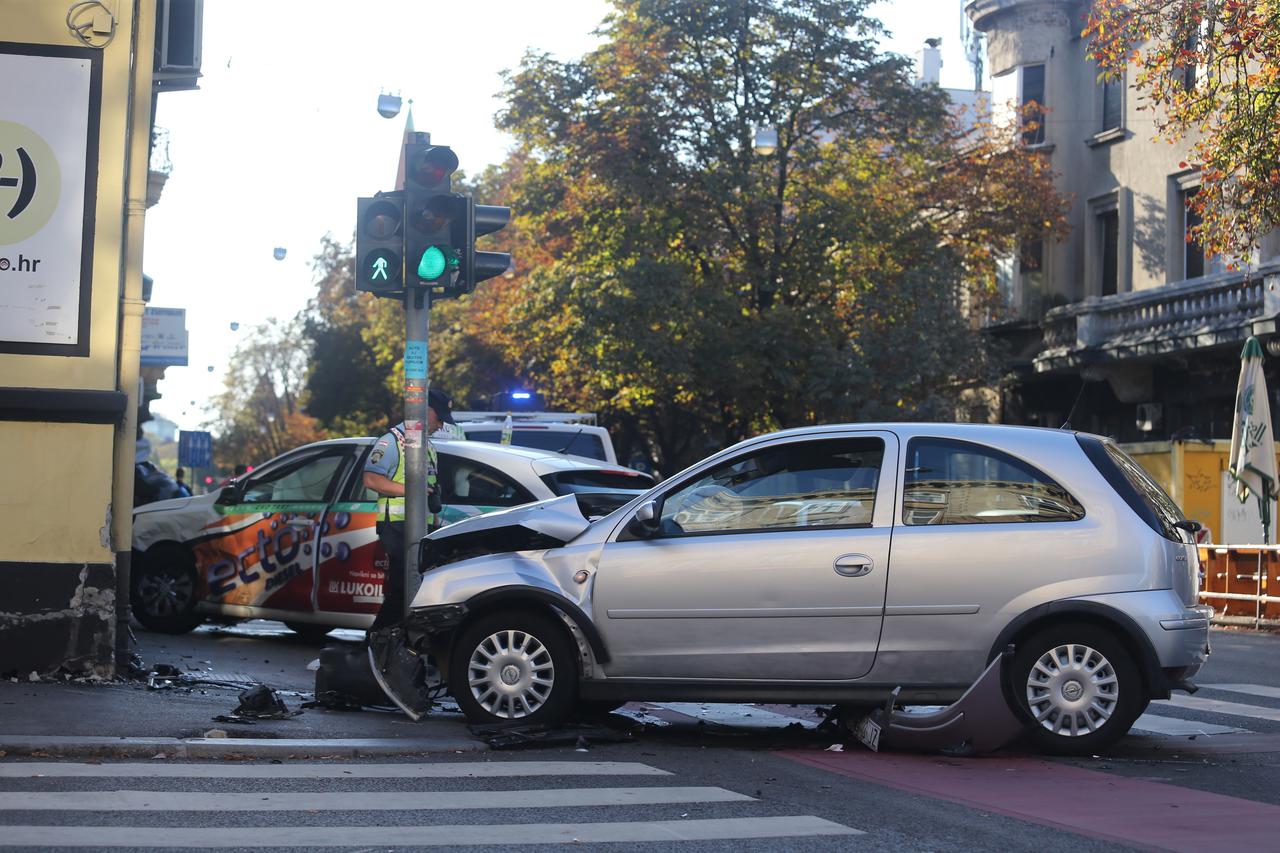 Prometna nesreća na križanju Preradovićeve i Hebrangove ulice KATEGORIJE