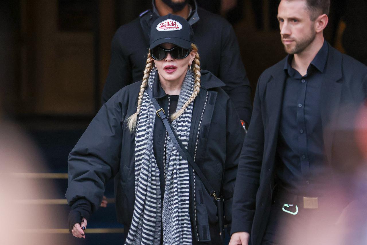 Madonna okružena tjelohraniteljima napušta hotel Ritz u Parizu