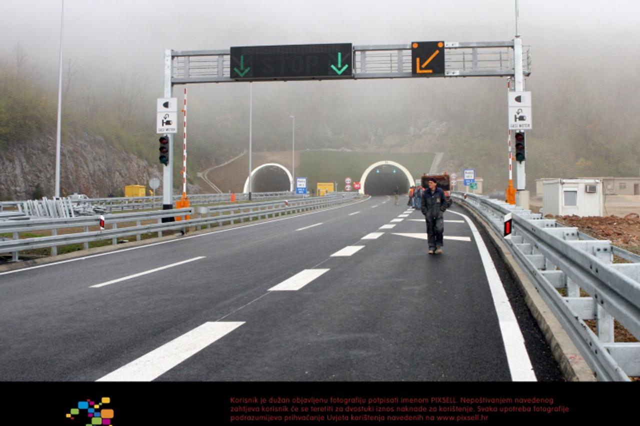 '22. 10. 2008., Tuhobic - Nakon 38 godina izgradnje, u podne je premijer Ivo Sanader otvorio je puni profil autoceste Rijeka-Zagreb, u ukupnoj duzini od 146,5 kilometara. Otvoreno je preostalih 14 i p