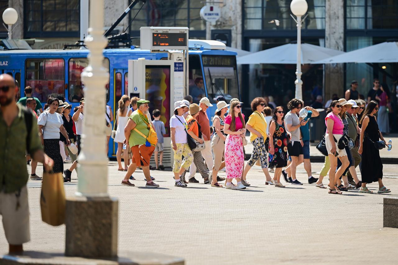 Zagreb: Toplinski val ne spriječava turiste u razgledavanju grada