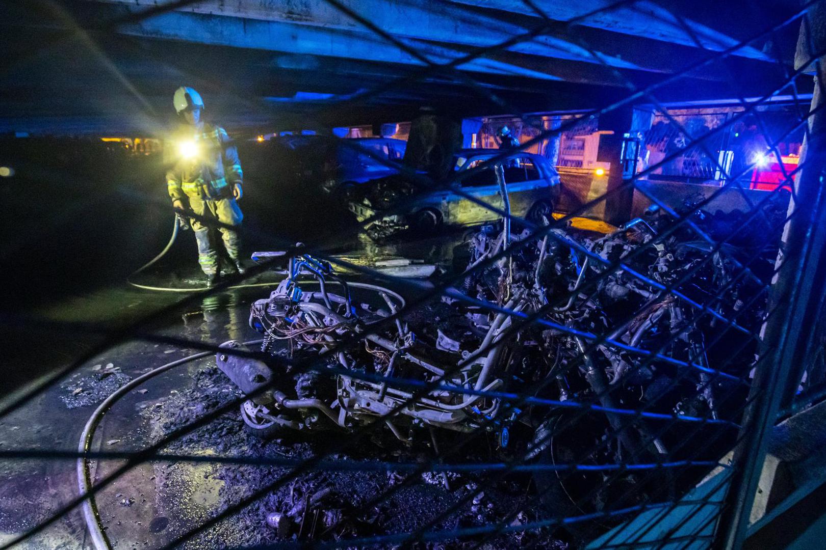 03.12.2021., Split - Malo prije ponoci planuo je pozar na donjoj etazi garaze na Pujankama gdje je izgorjelo nekoliko motora i automobila. 
