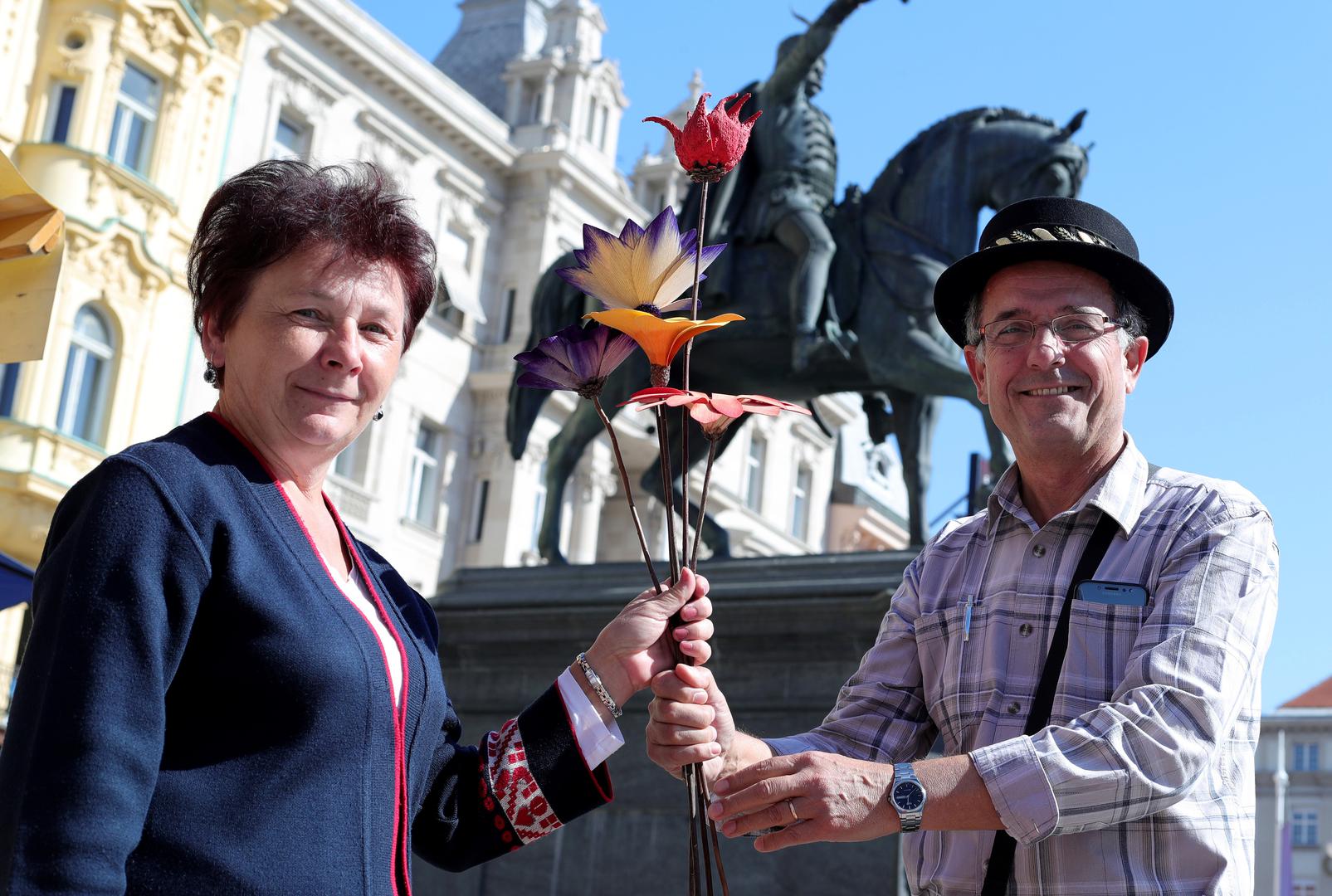 Uživanje u suhomesnatim delicijama kojima je preplavljen glavni trg bolje je uz pjesmu i čokanjčić, reći će bećari