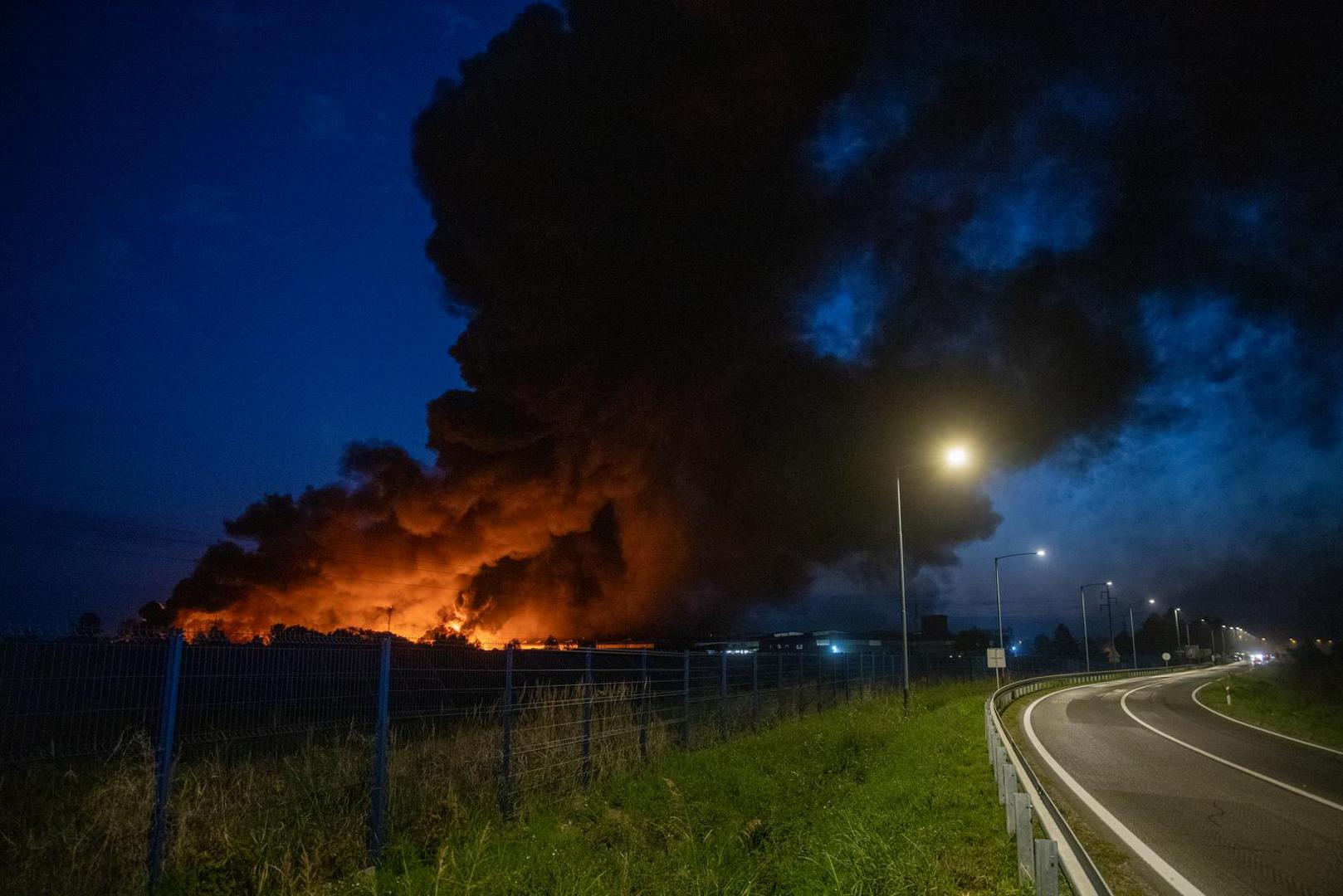 04.10.2022., Osijek - U pogonu osjecke tvrtke "Drava international" kod prigradskog naselja Brijest u srijedu poslije ponoci doslo je do pozara uskladistene plastike na otvorenom prostoru Photo: Borna Jaksic/PIXSELL