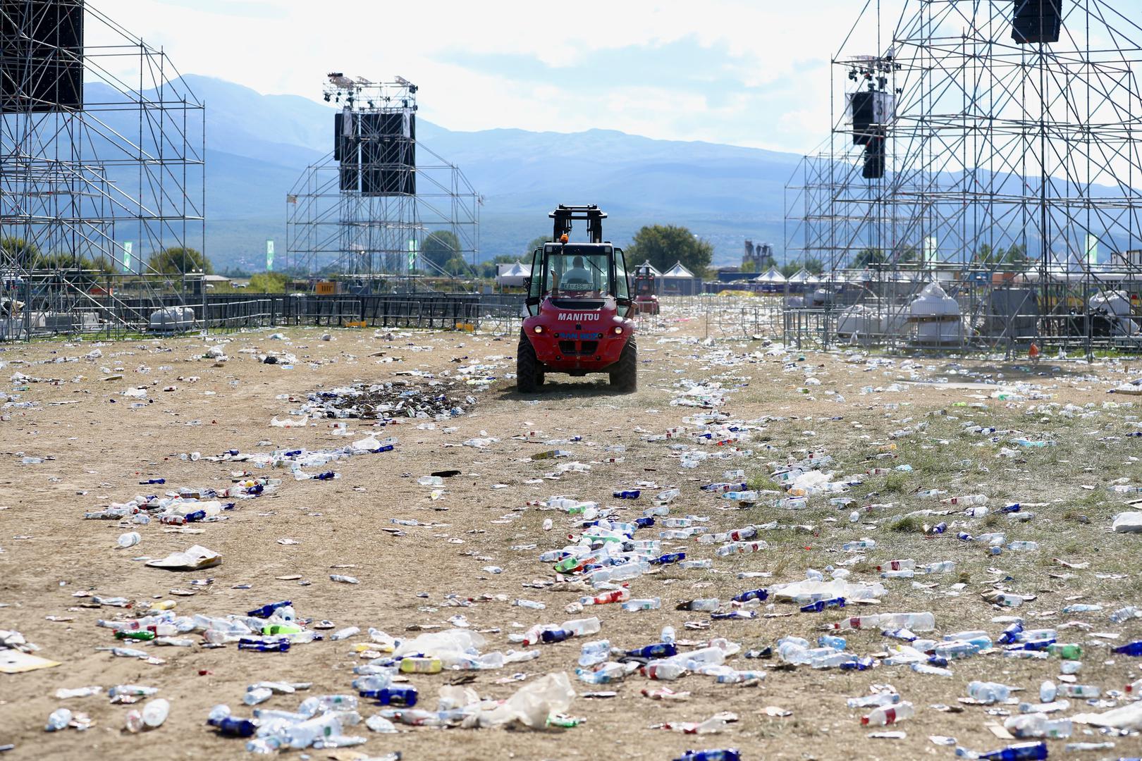 Jutros u 6 sati ujutro u samom centru Sinja i vrijedni djelatnici komunalnih službi punom parom ribaju i čiste nakon sinoćnjeg koncerta kako bi grad što prije doveli u red. Po parkovima i ulicama još je dosta smeća, a prvo je očišćena površina ispred Bazilike Gospe Sinjske u samom centru. 