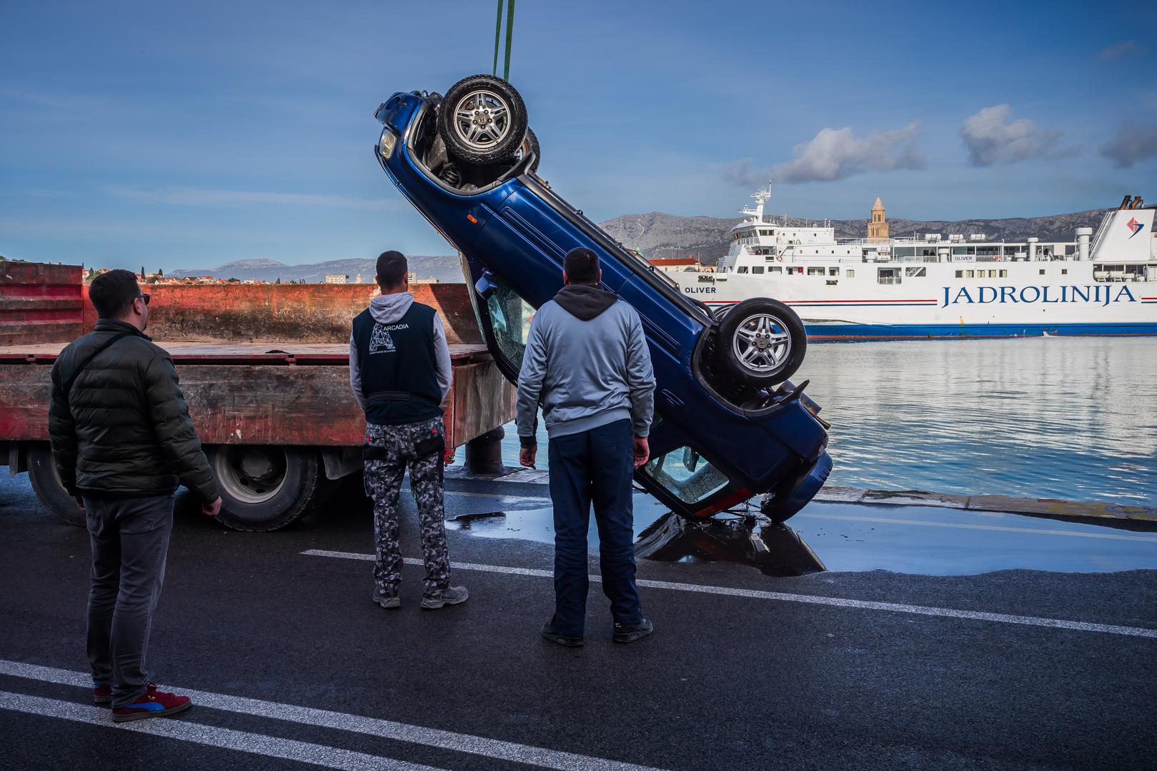 Jutros je krenulo izvlačenje automobila iz mora, u čemu su sudjelovali ronioci te šlep-služba. Automobil je u konačnici izvučen, a ronilac Tomislav Radica objasnio je kako se slična stvar dogodila i prije mjesec dana. 
