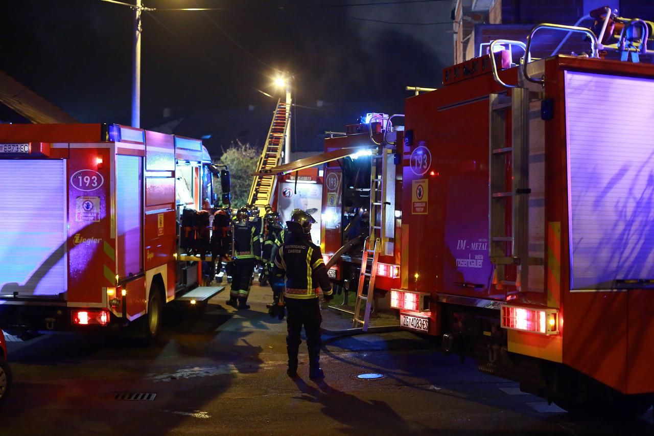 Vatrogasci uspjeli ugasiti požar na dvije obiteljske kuće