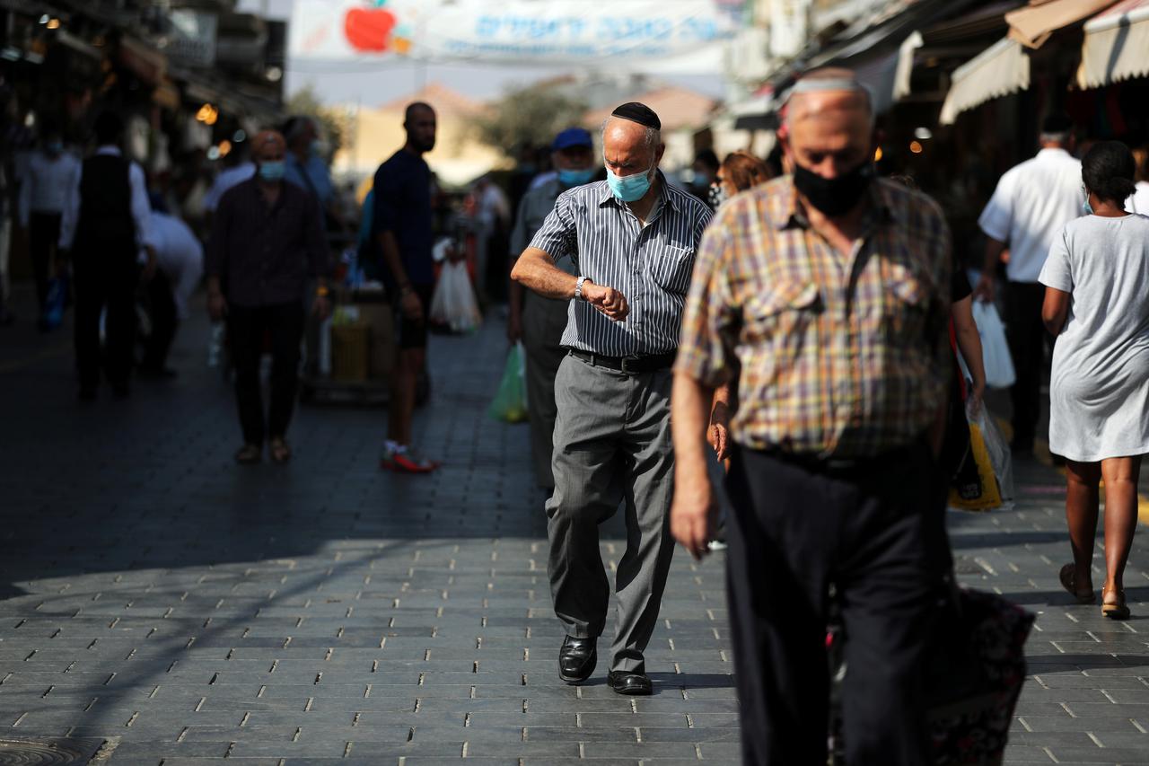 Israeli cabinet tightens coronavirus lockdown as infections climb