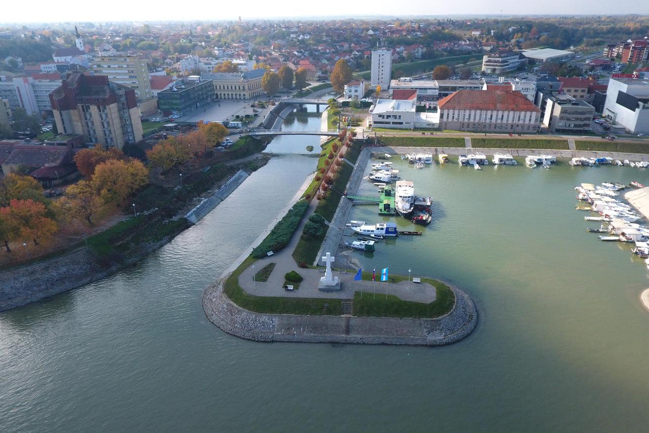 Vukovar: Spomen križ na ušću Vuke u Dunav