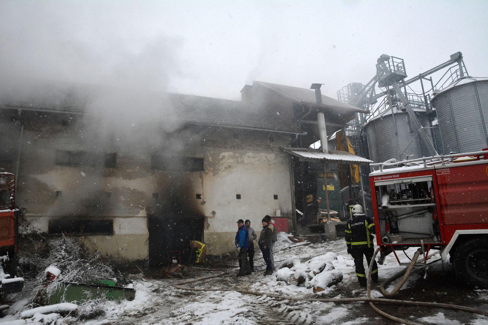 Iza 16 sati predsjednik DVD-a Brestovac Josip Ugrin izjavio Hini kako su vatrogasci još uvijek na požarištu.

