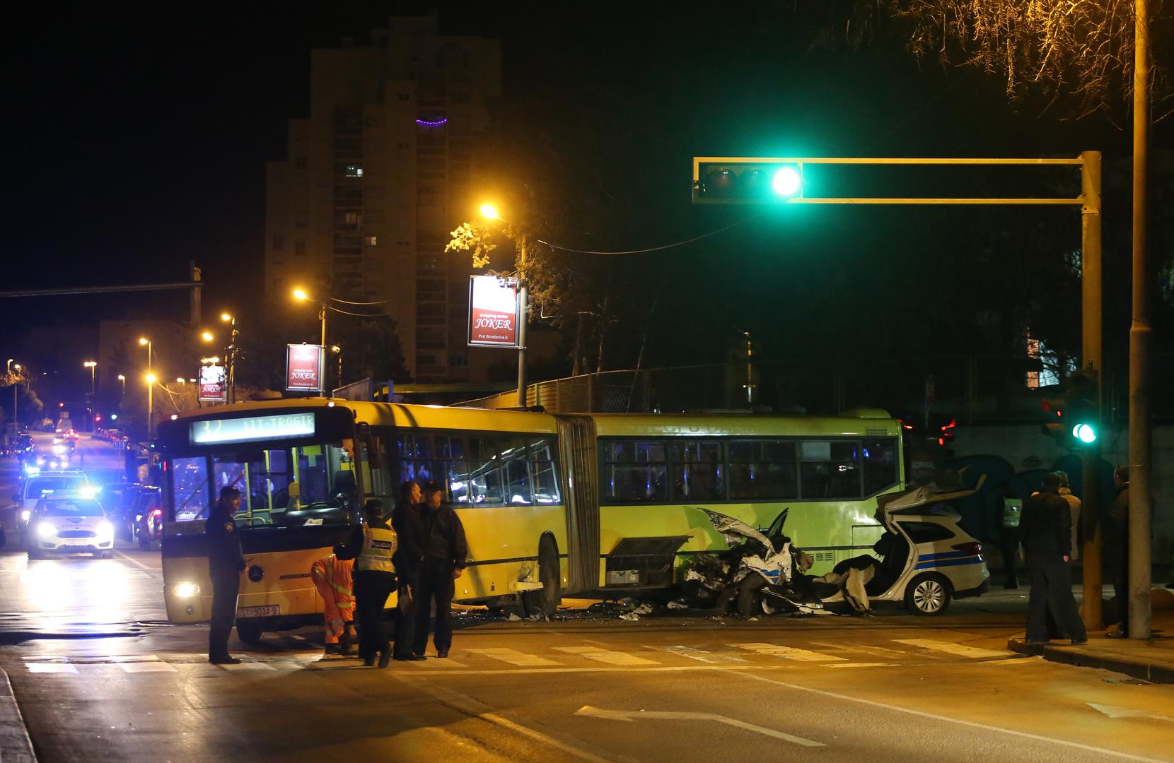 Oba vozila kretala su se u smjeru od Prometove garaže, a policijski se automobil zabio u bočni dio autobusa koji je skretao u smjeru grada.