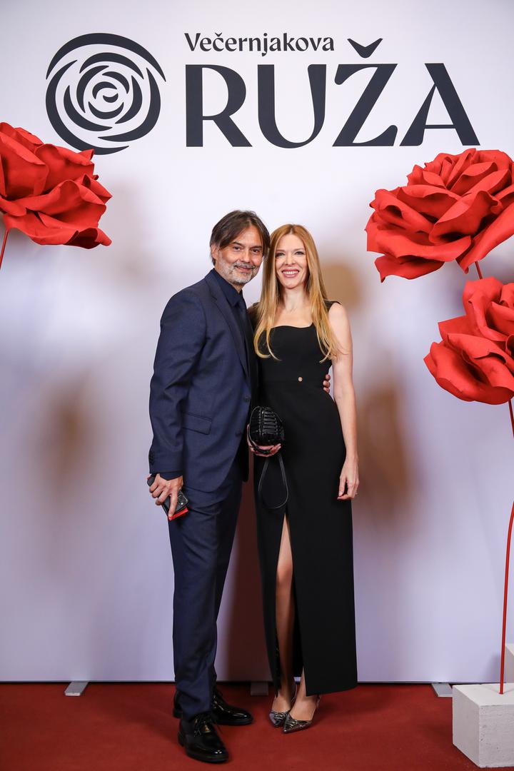 Rosa Klarić i direktor te glavni urednik Večernjeg lista Dražen Klarić koji nosi odjielo Answear.hr
