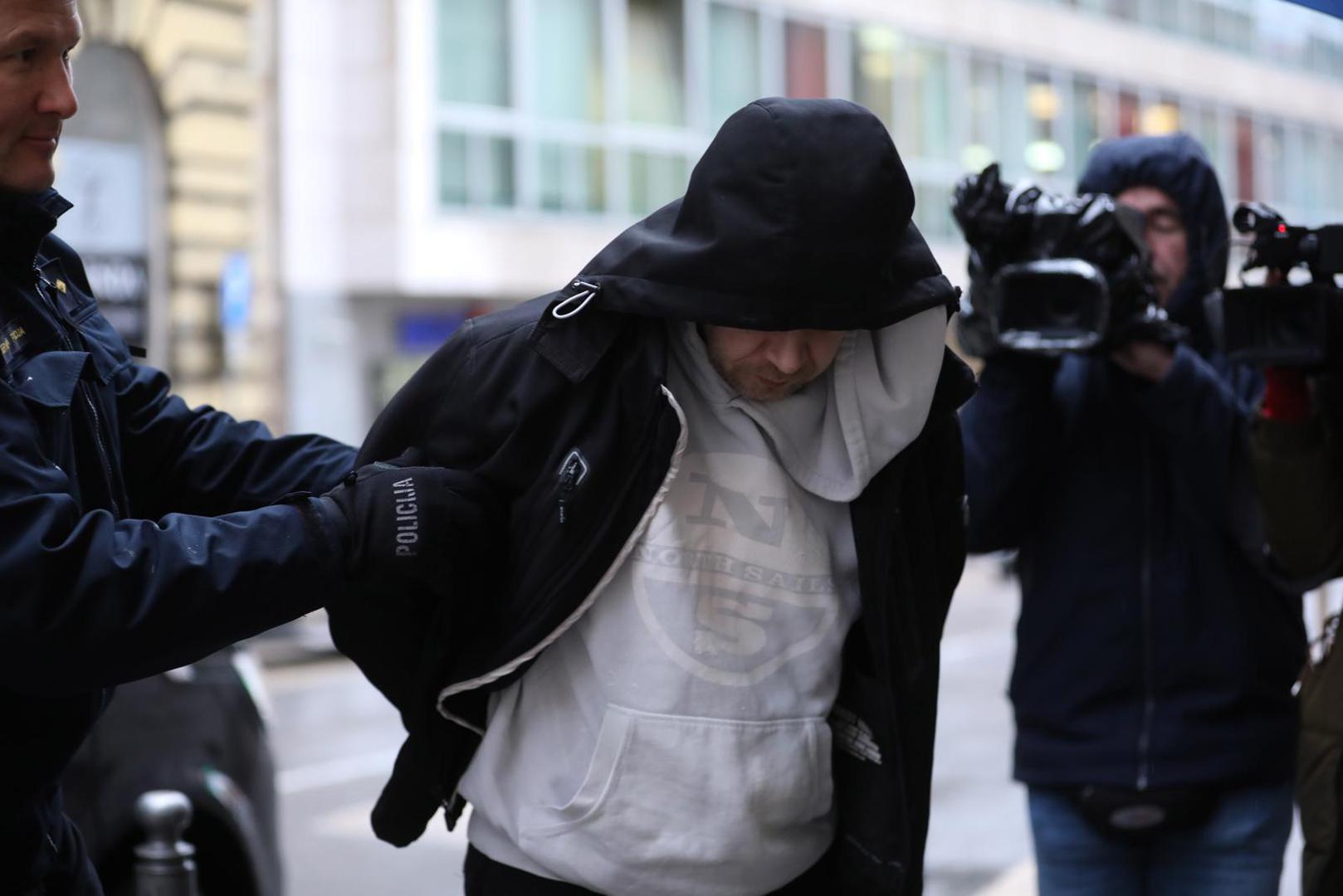 Istražitelji sumnjaju da je skupina krijumčarila drogu i bavila se prevarama s nekretninama, pri čemu je pričinjena šteta od pet milijuna eura. 