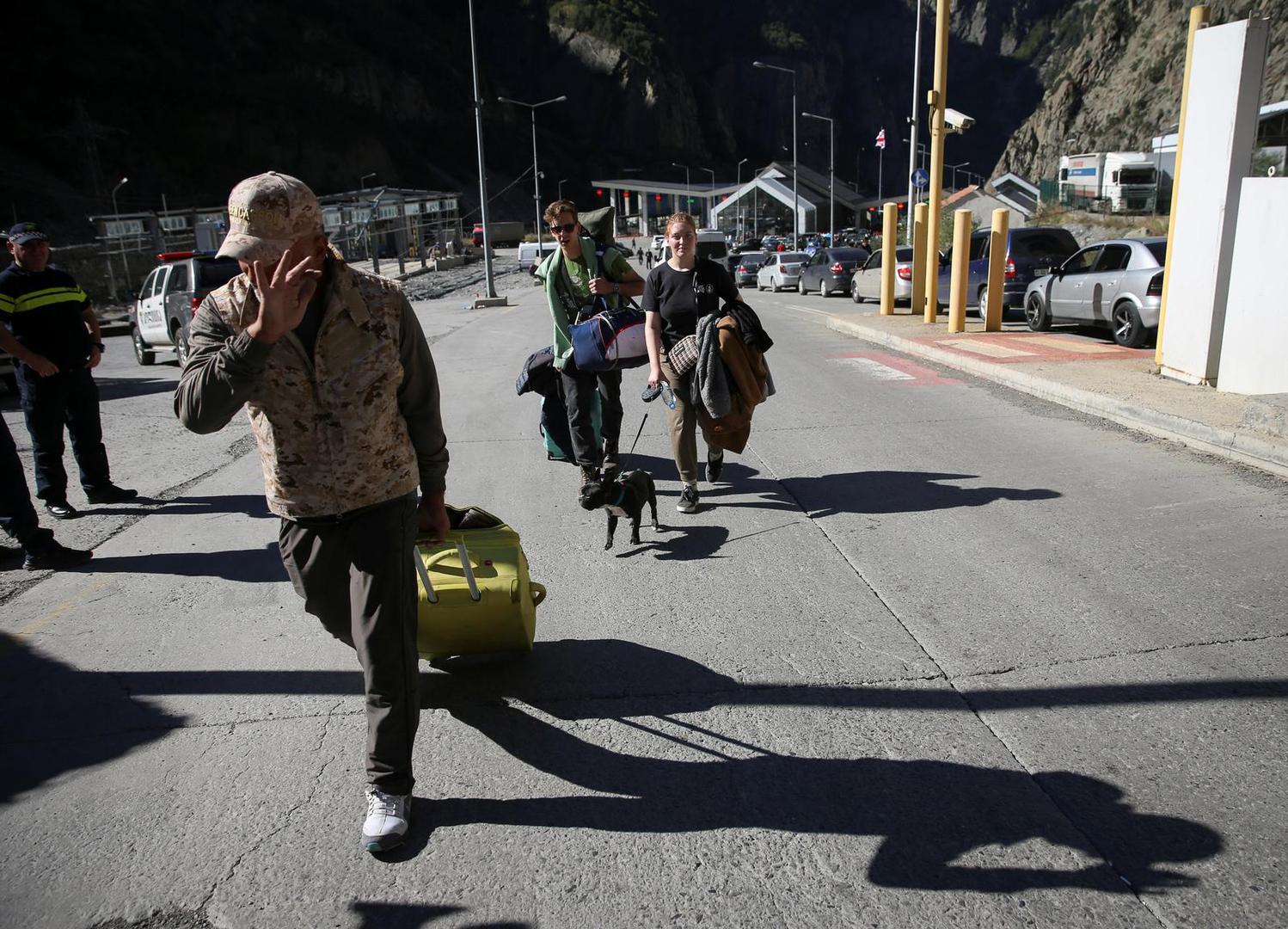 Travellers from Russia cross the border to Georgia at the Zemo Larsi/Verkhny Lars station, Georgia September 26, 2022.  REUTERS/Irakli Gedenidze Photo: IRAKLI GEDENIDZE/REUTERS