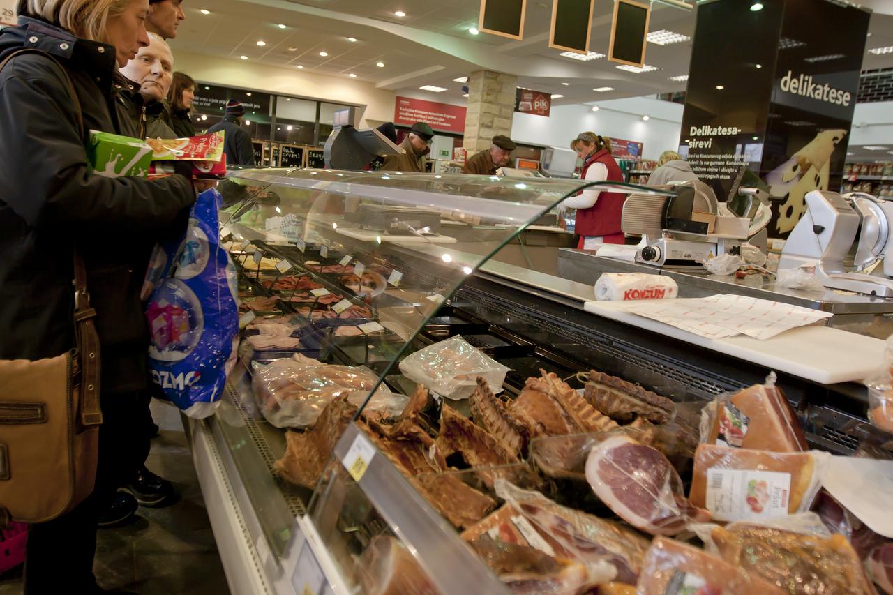 10.02.2012., Zadar - U svim zadarskim supermarketima zbog nadolazecih hladnih dana potrosnja je veca nego uobicajena. Najosnovnije namirnice kao sto su krumpir, kvasac, mlijeko i meso vec nestaju s polica. 