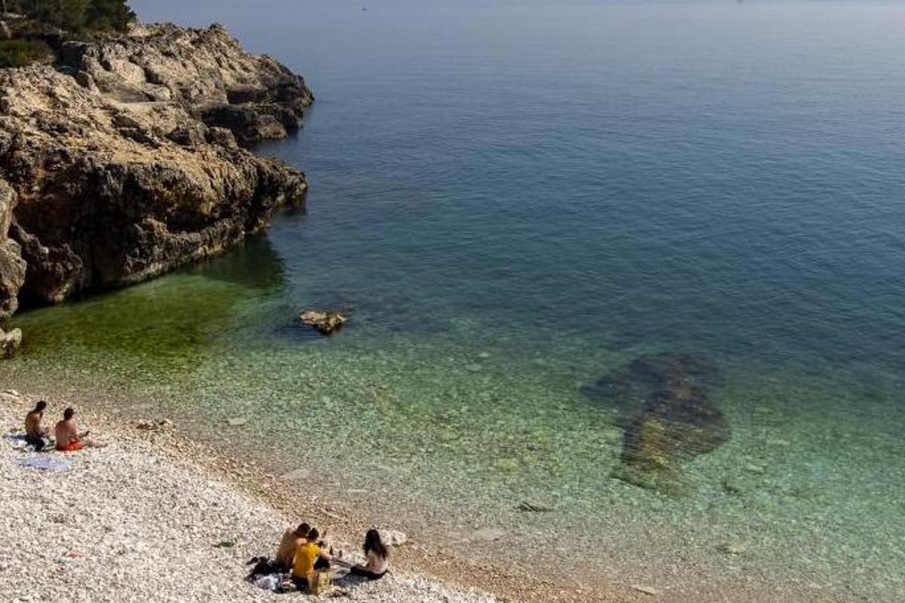 Sunčani dan na plaži Verudela