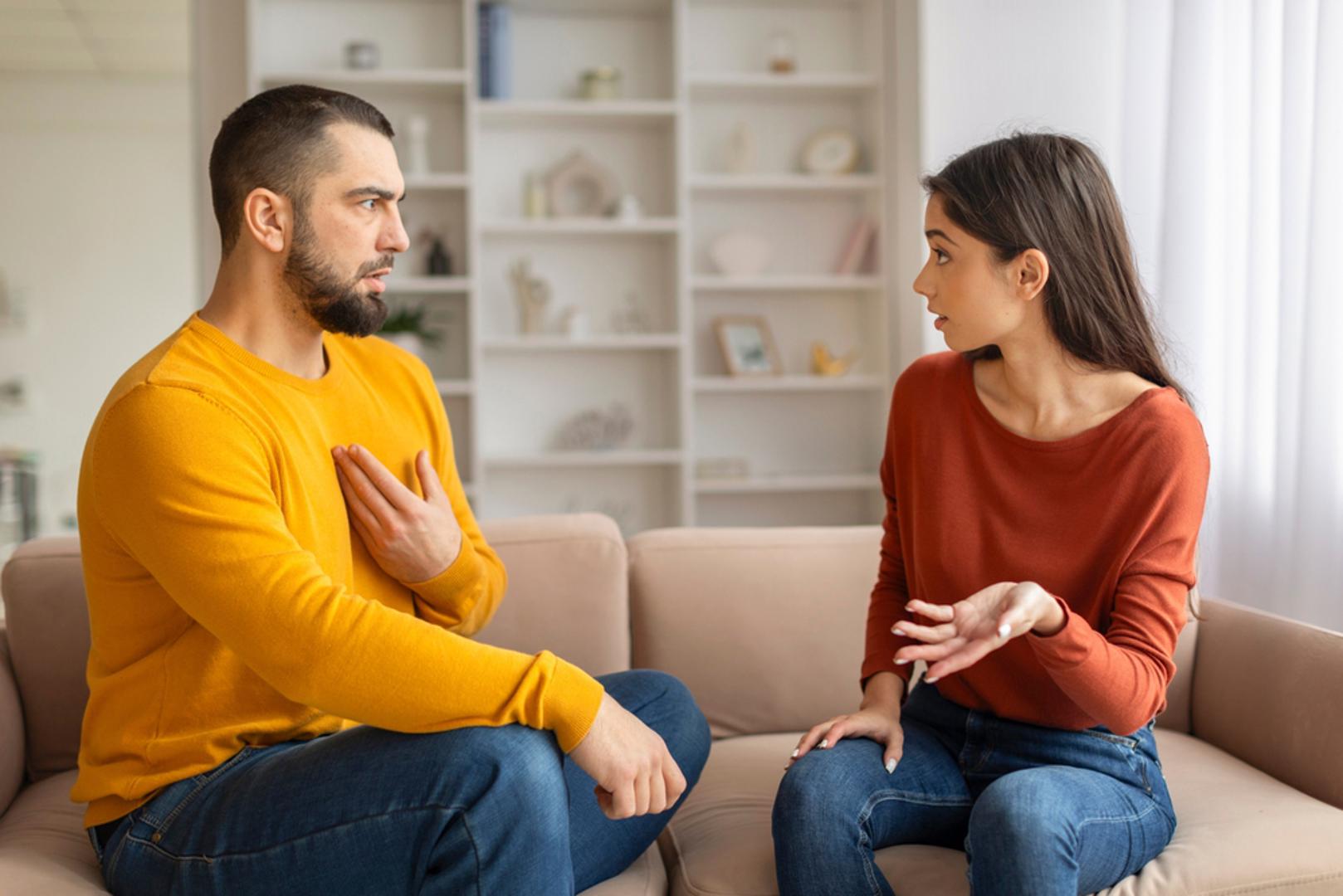 'Zašto me to pitaš?' Prema psihijatru Ketanu Parmaru, ovo je tipičan oblik gaslightinga. Umjesto da odgovore na pitanje, varalice pokušavaju prebaciti krivnju i navesti partnera da misli kako pretjeruje ili je paranoičan. Često će dodati i rečenicu poput: 'Jesi li siguran da ne reagiraš pretjerano?'