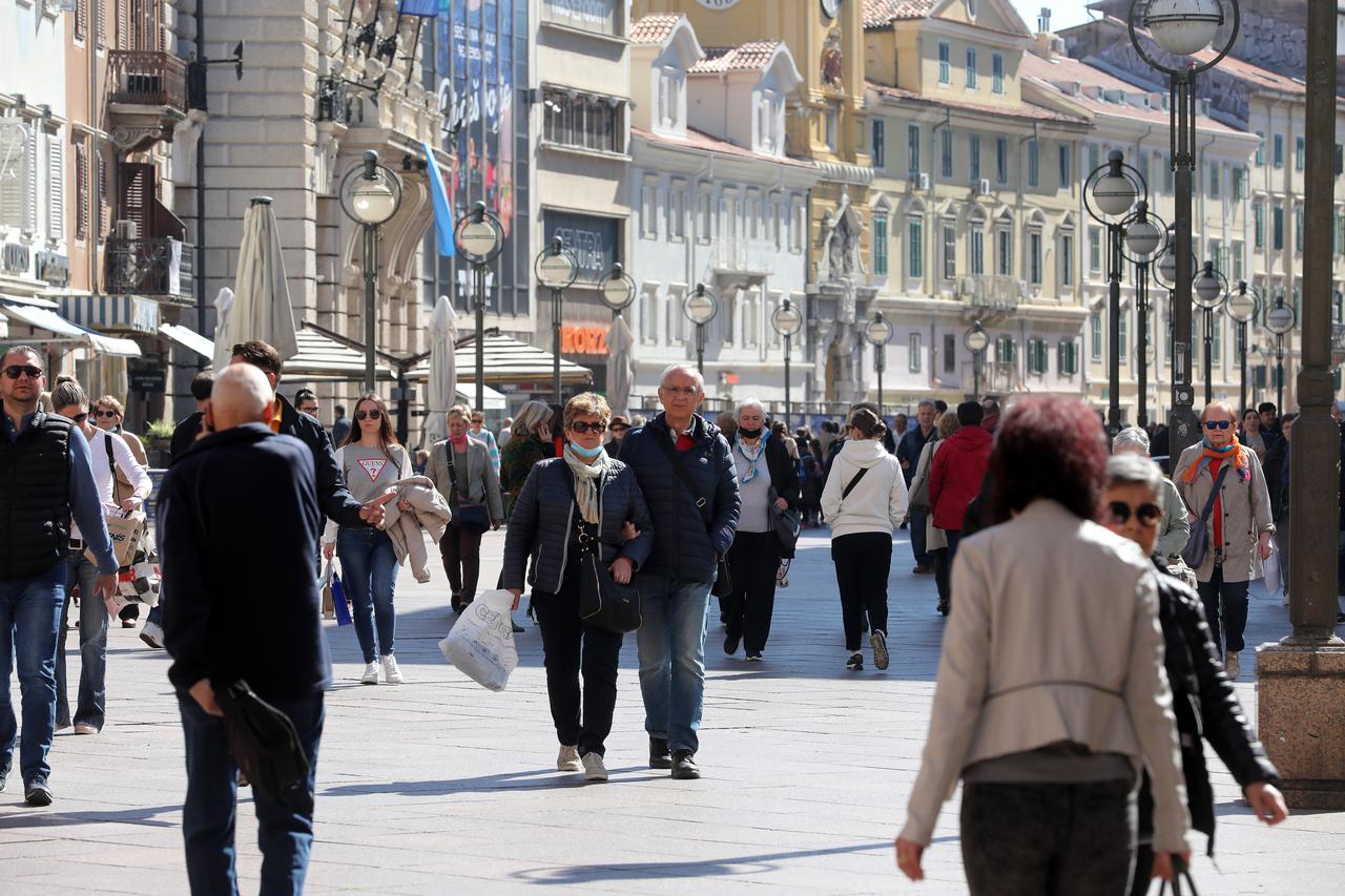 Rijeka: Građani uživaju u sunčanom prijepodnevu na terasama kafića na Korzu